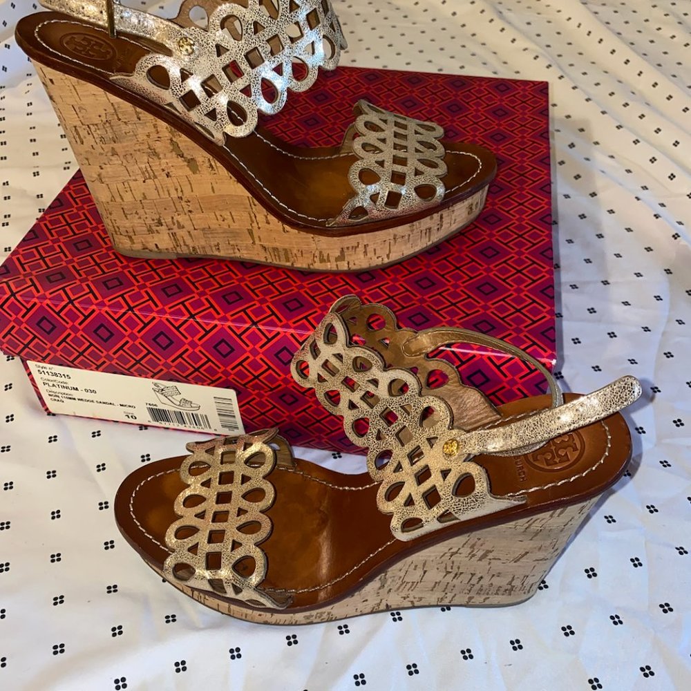 Tory Burch Gold Platinum Nori Metallic Leather Sandals Wedges Size 10